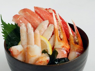 新鮮な蟹の身を豪華にたっぷりと乗せた一品『特上かに丼』