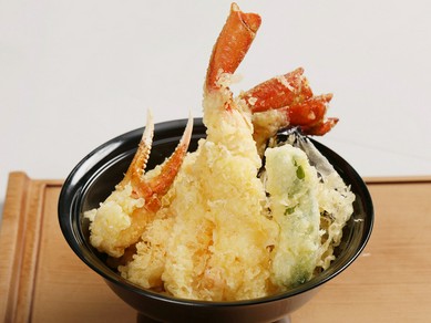 蟹の旨みを多彩な天ぷらで味わう、贅沢な天丼『かに天丼』
