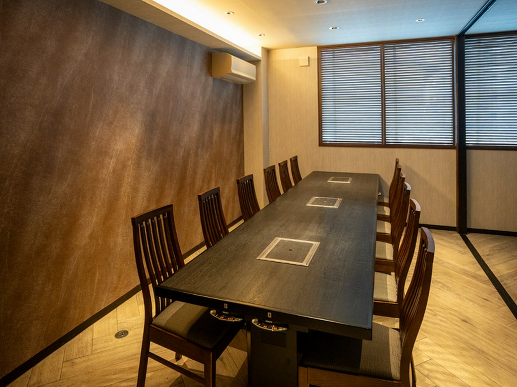 少人数から団体まで活用しやすい柔軟な個室を3階に完備