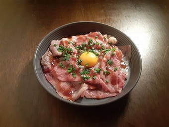 上州牛の赤身に軽く火を入れ、肉の甘みを引き出した『上州牛サーロインの炙りユッケ』
