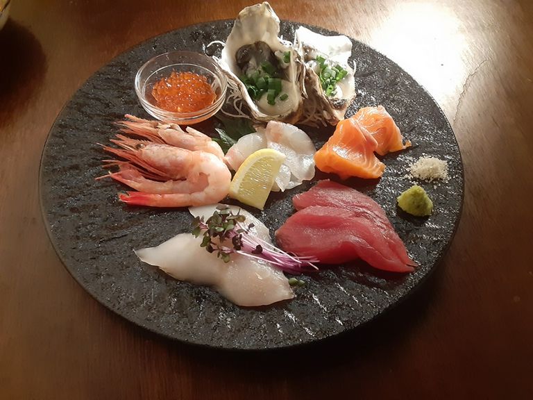 訪れるたびに異なる旬の魚介が味わえる『海鮮うまいもん全部盛り合わせ』