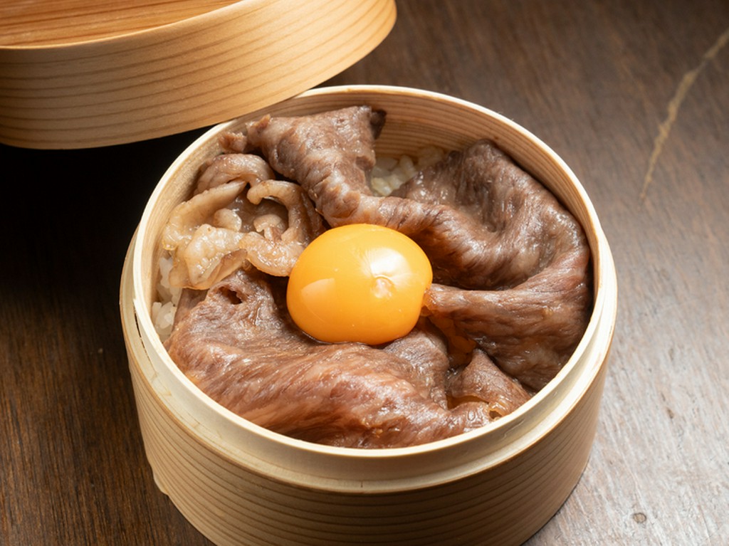 上州牛の旨みを、濃厚な卵黄が極める『上州牛の牛すきめし』