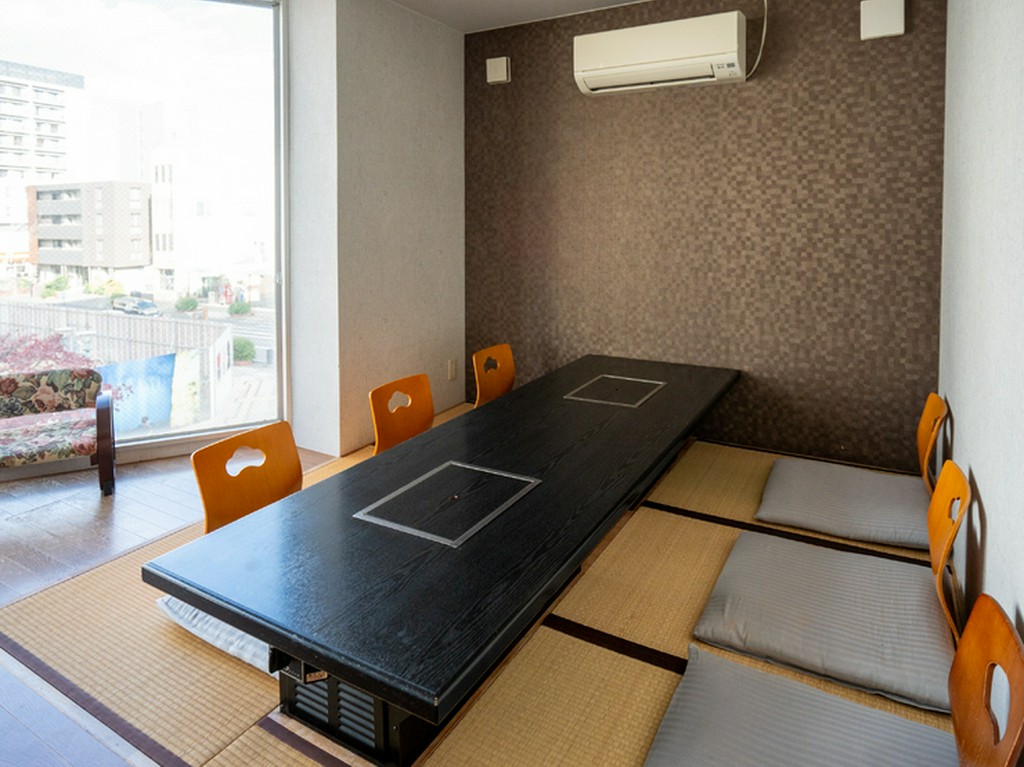 扉を開けば、笑顔が広がる酒と肴の憩いの場