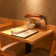 落ち着いた照明に包まれた2名様専用席は、大切な人との特別な時間にぴったり。程よい距離感で会話も弾み、記念日やデートをより一層ロマンチックに演出します。