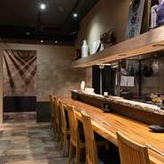 カウンター席は調理風景を眺めることができるオープンキッチンスタイル。焼き鳥を焼く風景や天ぷらを揚げる臨場感を間近に一杯楽しめるため、お一人様でも退屈しなさそうです。