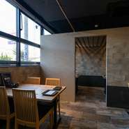 テーブル席・半個室は友人同士での楽しい一時にうってつけ。女性人気のサワー系ドリンクもあり、女子会使いでの利用も歓迎。友人との集いにはコース利用もオススメです。