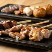 毎日新鮮な「長州どり」を仕入れ、お店で串打ち。部位ごとの個性を見極めた絶妙な火入れを施すことで、「長州どり」の持つ旨み・食感に、炭ならではの香ばしさがプラス。こだわりの塩やタレが旨みを際立たせます。