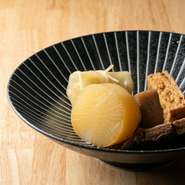 近隣でも珍しい静岡おでんは、一年を通しての提供。牛すじと昆布の合わせ出汁でじっくり煮込んだおでんは、黒い見た目もまた印象的な逸品。魚粉・あおさをかけることで、より深みある味わいを楽しめます。