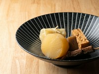 近隣でも珍しい静岡おでんは、一年を通しての提供。牛すじと昆布の合わせ出汁でじっくり煮込んだおでんは、黒い見た目もまた印象的な逸品。魚粉・あおさをかけることで、より深みある味わいを楽しめます。