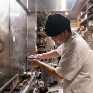 食だけでなく接客にも力を入れており、お客様との会話の機会も大切にしています。何よりもまずお客様に楽しんでいただくために。より満足いただけるお店作りを目指し、日々おもてなしに向き合っています。