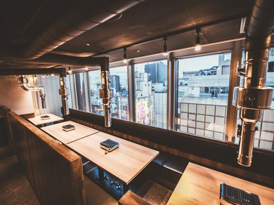 夜景を眺めながら焼肉を楽しめる人気席