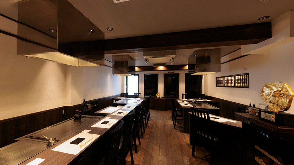 やわらかな灯りと木の温もりが、ふたりの距離をそっと縮める