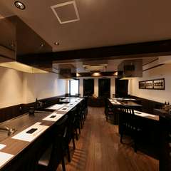 やわらかな灯りと木の温もりが、ふたりの距離をそっと縮める