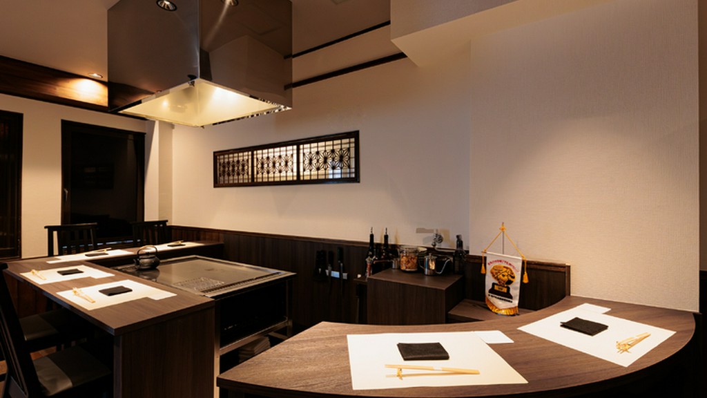 濃い木の温もりがつくる、大人の上質なダイニング空間