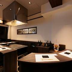 濃い木の温もりがつくる、大人の上質なダイニング空間