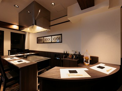 濃い木の温もりがつくる、大人の上質なダイニング空間