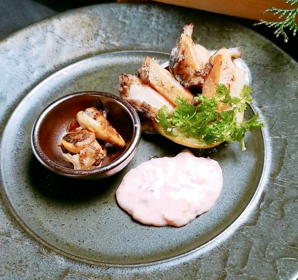 いけすから揚げたての鮮度をそのまま、香ばしいバター焼きで贅沢に『活アワビ』