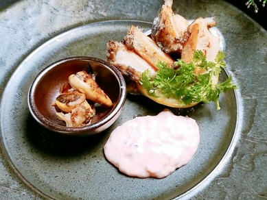 いけすから揚げたての鮮度をそのまま、香ばしいバター焼きで贅沢に『活アワビ』