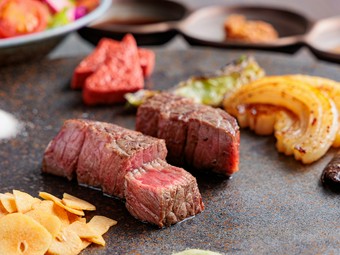 鉄板の熱で引き出される香りと食感『特選神戸牛』