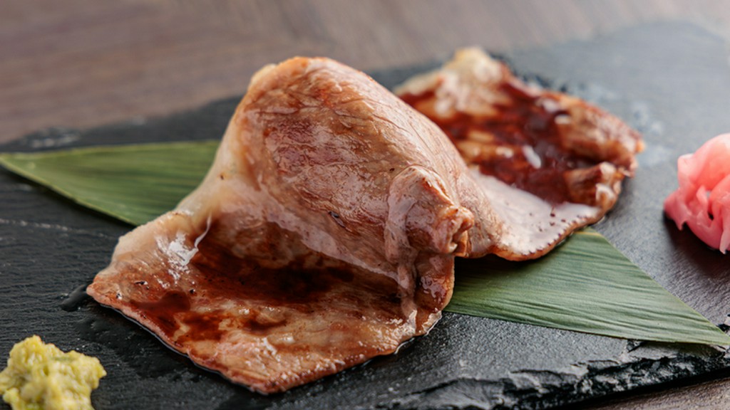 肉の旨みとシャリが調和する『和牛サーロイン鉄板炙り寿司（1貫）』