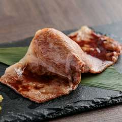 肉の旨みとシャリが調和する『和牛サーロイン鉄板炙り寿司（1貫）』