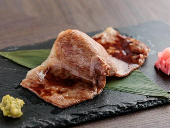 肉の旨みとシャリが調和する『和牛サーロイン鉄板炙り寿司（1貫）』