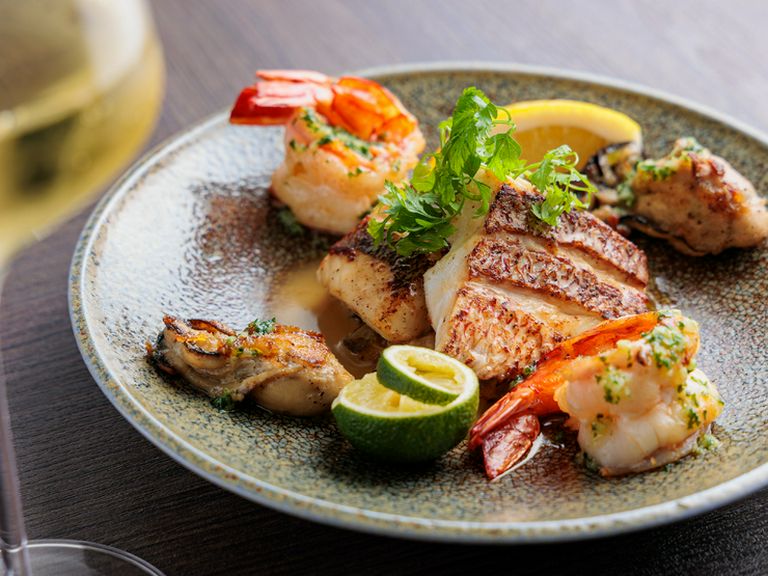 活けアワビから天然鯛まで、鮮度が生む贅沢を味わう鉄板焼き