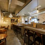 店内は薪窯のほのかな香りが漂う大人の空間。ピッツアが焼き上がる臨場感も楽しめます。国分町の中心でありながらも、喧騒から少し離れたような、穏やかな雰囲気が魅力です。