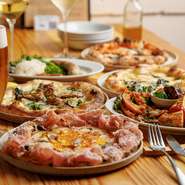 ドリンクはピッツアと楽しみたいワインや、イタリアの小瓶ビールを中心に充実。友人とのちょっとした規模の飲み会から、事前相談で貸し切りにも対応可。最大28名（立席30名）での宴会にも対応可能です。