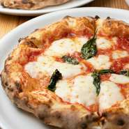 トマトソース、バジル、モッツアレラ、パルミジャーノのナポリの代表的なピッツア。バジルの緑・モッァレラチーズの白・トマトの赤で、イタリア国旗を表現しているとか。シンプルだけに飽きのこない王道の逸品です。