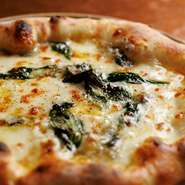 モッツアレラ、ゴルゴンゾーラ、リコッタ、パルミジャーノ、バジル、、ペッパーを使用。イタリア語で「クアトロ」は4、「フォルマッジ」はチーズの意。ゴルゴンゾーラなど塩味のあるチーズには蜂蜜も合います。