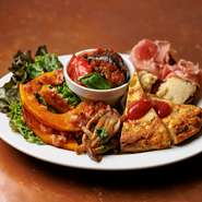 オススメの前菜を食べ比べできる、1～2名サイズの盛り合わせです。