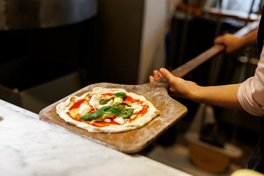 手作りの生地や食材たちの旨みを薪窯が引き出す