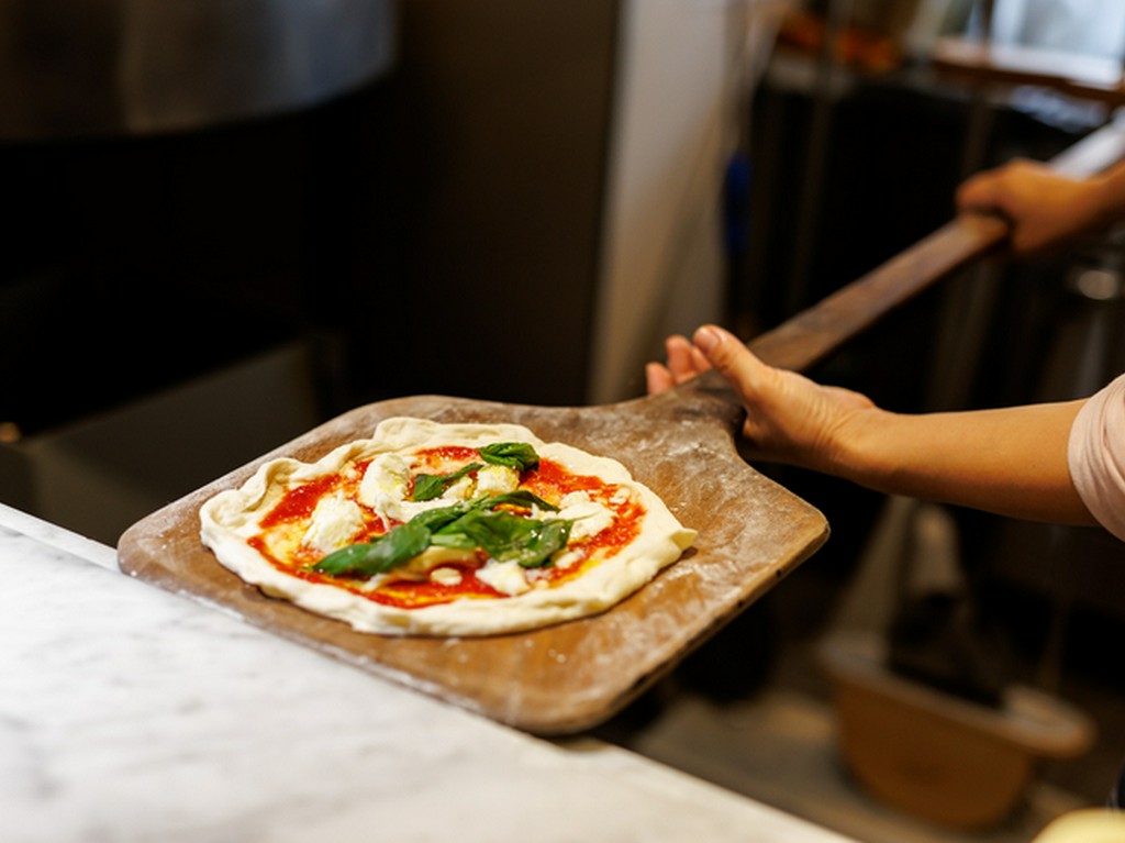 手作りの生地や食材たちの旨みを薪窯が引き出す