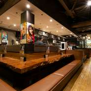 程良い距離感の席配置と、気軽に立ち寄れる雰囲気が調和し、一人で食事や一杯を堪能。手元にまで届く香りや音を間近に感じられるのも魅力で、思い思いの時間を過ごしやすい場所としてお一人様から親しまれています。