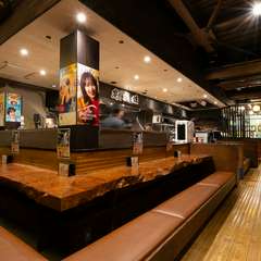 気負わずに腰を下ろせるカウンター席が、お一人様を迎え入れる