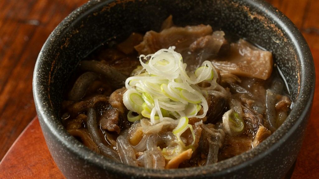 石鍋からふつふつと立ちのぼる、湯気が誘う多彩な味『牛すじ煮込み』