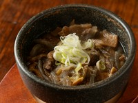 石鍋からふつふつと立ちのぼる、湯気が誘う多彩な味『牛すじ煮込み』