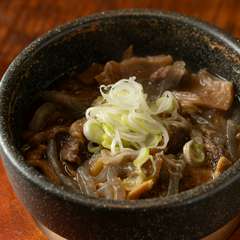 石鍋からふつふつと立ちのぼる、湯気が誘う多彩な味『牛すじ煮込み』