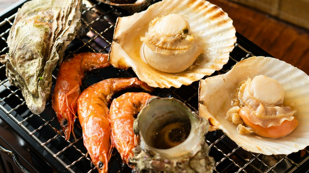 卓上の焼き台でセルフ仕上げ！直火の臨場感を味わう『海鮮盛り合わせ』