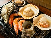 卓上の焼き台でセルフ仕上げ！直火の臨場感を味わう『海鮮盛り合わせ』