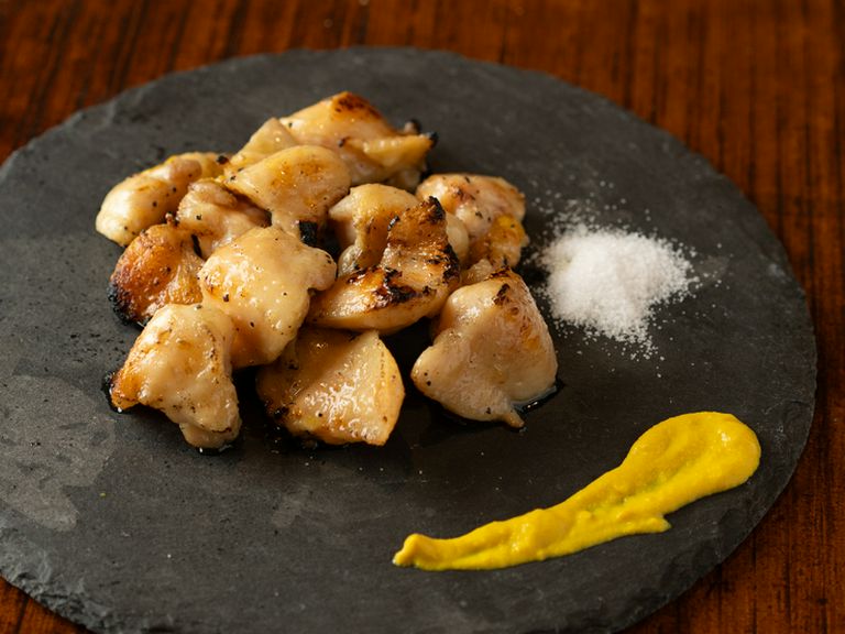 一口サイズに旨みが凝縮した、炭火香る『ぼんじりコロコロ炭火炙り』