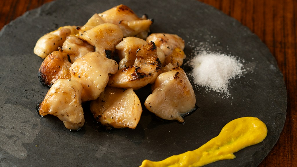 一口サイズに旨みが凝縮した、炭火香る『ぼんじりコロコロ炭火炙り』