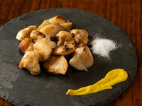 一口サイズに旨みが凝縮した、炭火香る『ぼんじりコロコロ炭火炙り』