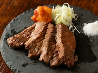 一口サイズに旨みが凝縮した、炭火香る『ぼんじりコロコロ炭火炙り』