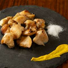 一口サイズに旨みが凝縮した、炭火香る『ぼんじりコロコロ炭火炙り』