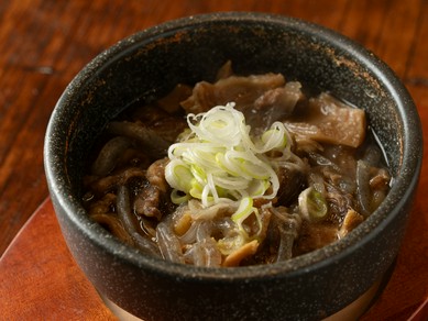 石鍋からふつふつと立ちのぼる、湯気が誘う多彩な味『牛すじ煮込み』