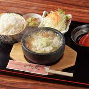 牛すじを5時間下茹でし、しっかり脂を取り除いてから、さらに2時間かけて味付け。口に入れるとほぐれるような柔らかさと、じんわり広がる旨みが楽しめます。温かいご飯にも良く合う、ほっとする仕上がりです。