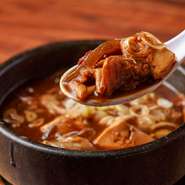 牛すじの中でも“メンブレン”と呼ばれる部位は、筋膜由来の希少パーツで、独特の旨みと弾力が特徴。じっくり火を入れることで濃厚なコラーゲンがとろけ出し、深いコクと心地良い食感をもたらします。