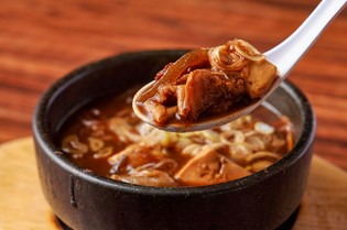 牛すじ特有の濃厚な旨みを宿す「メンブレン」